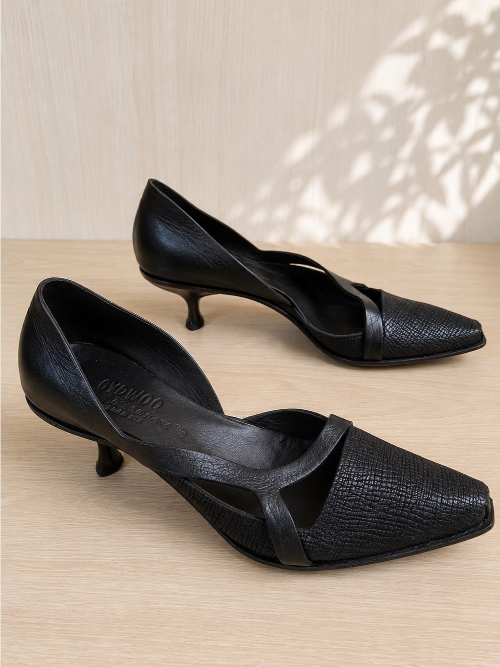 Cydwoq Black Textured Leather Kitten Heel Pumps Women’s Size 39 Made in USA